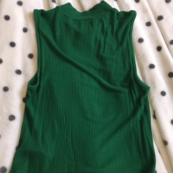 Aritzia - Golden by TNA - Waist-Length Green Sleeveless Mockneck Top - Picture 2 of 4